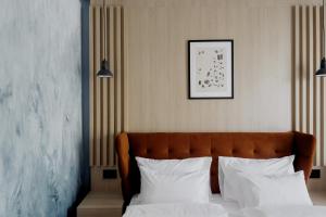 1 dormitorio con 1 cama con 2 almohadas blancas en WellNS Rooms en Novi Sad