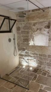 A bathroom at Suite Le Grotte