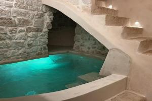 The swimming pool at or close to Suite Le Grotte