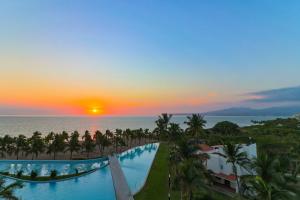 - Vistas a la piscina del complejo al atardecer en Marítima Playa Beach front Condo with great views, en Nuevo Vallarta 