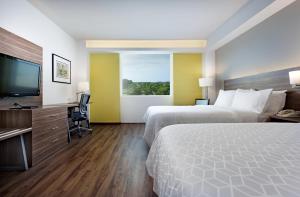 Habitación de hotel con 2 camas y TV de pantalla plana. en Holiday Inn Express Villahermosa, an IHG Hotel, en Villahermosa
