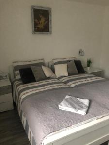Posteľ alebo postele v izbe v ubytovaní Bolkovac Apartman Ulica Donje selo 33 Fužine