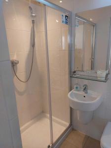 een badkamer met een douche en een wastafel bij Canterbury Black Horse in Canterbury