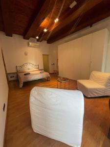 Кровать или кровати в номере Il Grappolo d’Alba