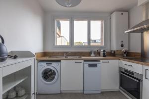 Kuchyňa alebo kuchynka v ubytovaní Frida - 2 chambres - Balcon + 4 fotografie