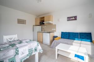 um pequeno quarto com 2 camas e uma cozinha em Le Balina em Cabriès