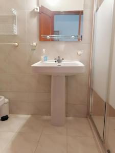 a bathroom with a sink and a shower at Leonel Barcelos in Quarteira