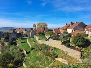un villaggio su una collina con un muro di Cosy house in picturesque Jura a Doucier Altre 16 foto
