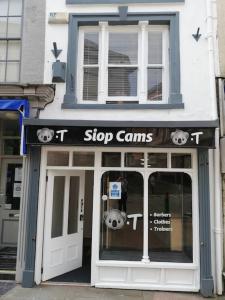 un negozio con un cartello di stop di Siop Iwan a Menna a Caernarfon