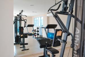 uma fila de passadeiras num ginásio em Nobile Inn London Anápolis em Anápolis