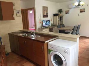 eine Küche mit einer Waschmaschine und einem Esszimmer in der Unterkunft Cazorla Paraíso I, Arroyo Frío in Arroyo Frio