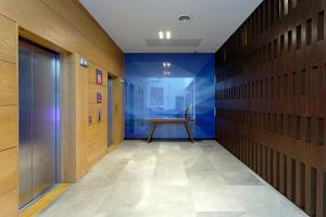 a hallway with blue walls and a table in it at Holiday Inn Express Villahermosa by IHG in Villahermosa