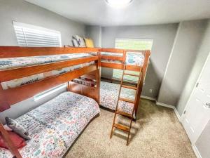 ニューブローンフェルズにあるOak Creek Hausのベッドルーム1室(二段ベッド2台、はしご付)