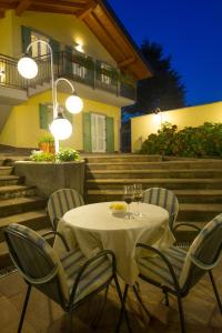 Rõdu või terrass majutusasutuses Hotel Lucia