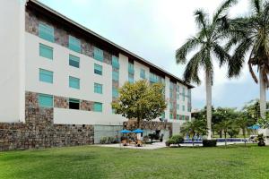 a building with palm trees in front of it at Holiday Inn Express Villahermosa by IHG in Villahermosa +75 photos