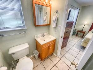Un baño con inodoro, lavabo y espejo. en Comal River Condo 373, en New Braunfels 22 fotos más