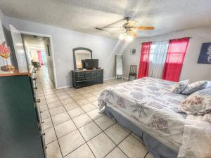 Un dormitorio con una cama y un televisor. en Comal River Condo 373, en New Braunfels