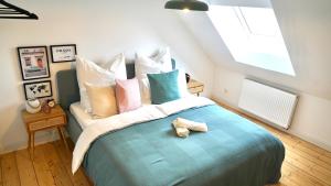 a bedroom with a large bed with colorful pillows at Luxuriöse Maisonette Wohnung im Szenenviertel in Wuppertal