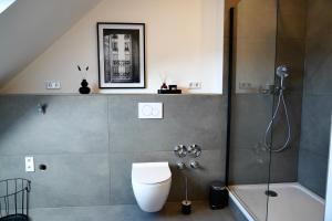 Ένα μπάνιο στο Luxuriöse Maisonette Wohnung im Szenenviertel +34 φωτογραφίες