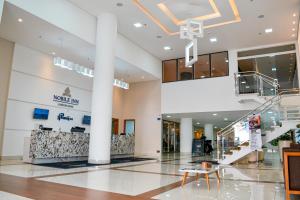 a lobby of a shopping mall with a staircase at Nobile Inn London Anápolis in Anápolis