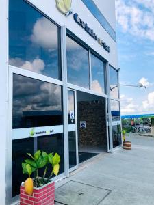 uma frente de loja com uma planta em frente em Apartahotel a 2 km del Parque del Café, 104A em Montenegro