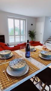 - une table avec des assiettes et des verres à vin dans l'établissement Casa da Bertu, à Barbaresco