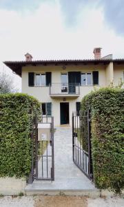 an entrance to a house with a gate at Casa da Bertu in Barbaresco