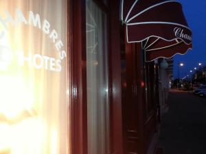 una señal en el lado de una ventana de una tienda en Le Magellan-Plage, en Saint-Malo