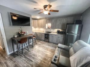 uma cozinha com um sofá, uma mesa e um frigorífico em The Retreat at Oak Acres Guest House em New Braunfels