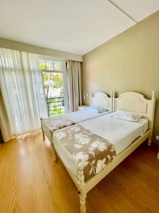 um quarto com uma cama e uma grande janela em Monte Verde em Funchal