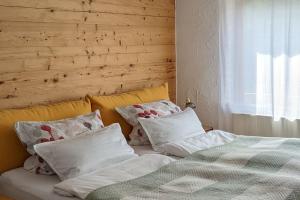 een slaapkamer met een bed met kussens erop bij Ferienwohnung in ruhiger Lage direkt am Wald in Heidenheim an der Brenz