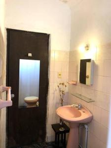 a bathroom with a sink and a toilet at Cuchilla Alta-La Cabaña Celeste in Cuchilla Alta
