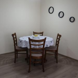 - une table avec des chaises et un bol de nourriture dans l'établissement Departamento Exclusivo Talca, à Talca