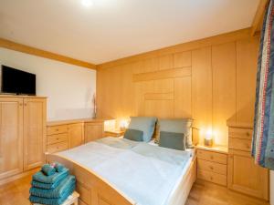 um quarto com uma cama e uma televisão de ecrã plano em Lovely Apartment in Picturesque Niedernsill with Garden em Niedernsill