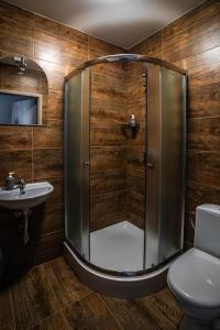 a bathroom with a shower and a toilet and a sink at Villa Marcelina-Buk in Buk