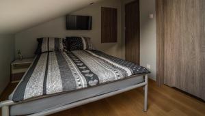 a bed in a small room with at Villa Marcelina-Buk in Buk +11 photos