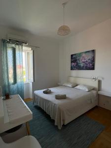 1 dormitorio con 1 cama grande y 1 mesa en Guest House Enny, en Dubrovnik