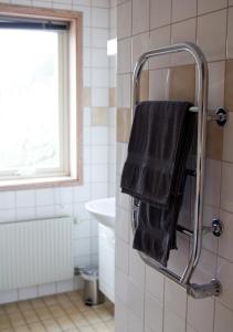 VessigebroにあるPensionat Ekholmenのバスルーム(黒いタオル付)
