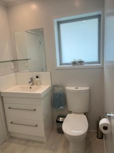A bathroom at Rotorua Central Hosted B&B
