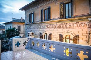 un balcone di una casa con un edificio di La Chicca B&B Siena a Siena