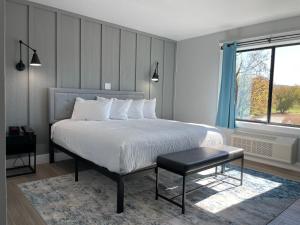 sypialnia z łóżkiem, stołem i oknem w obiekcie The Hermitage Inn and Taphouse 