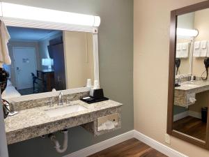 Ένα μπάνιο στο Roadstar Hotel Zephyrhills