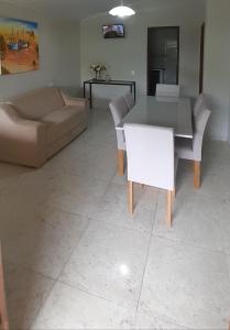 sala de estar con mesa y sofá en Casa Amarelinha, en Morro de São Paulo