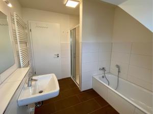 Un baño con lavabo, bañera y ducha. en 1360- Annina 1, en Dahme 9 fotos más