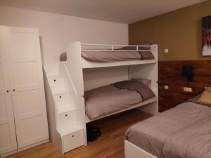Katil dua tingkat atau katil-katil dua tingkat dalam bilik di Lodge am Hirschen