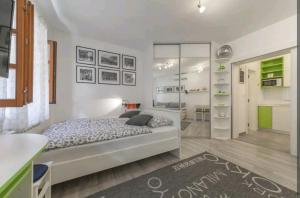 een slaapkamer met een groot bed en een keuken bij Gornji grad Apartman in Zagreb