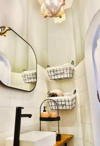 La salle de bains est pourvue d'un lavabo et d'un miroir. dans l'établissement 300yr old, self catering, tiny house in Victoria Centre, Gozo, à Victoria
