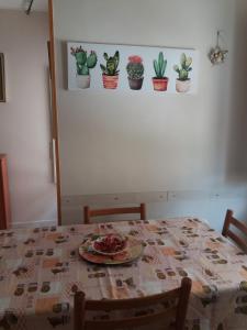 サンターガタ・デ・ゴーティにあるLa Casa nel Borgoの食器を盛り付けたテーブル