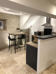 kuchnia ze stołem i krzesłami w pokoju w obiekcie Gite Le petit Relais w mieście Mer