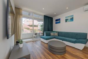 - un salon avec un canapé et une table dans l'établissement City East Apartment, à Split